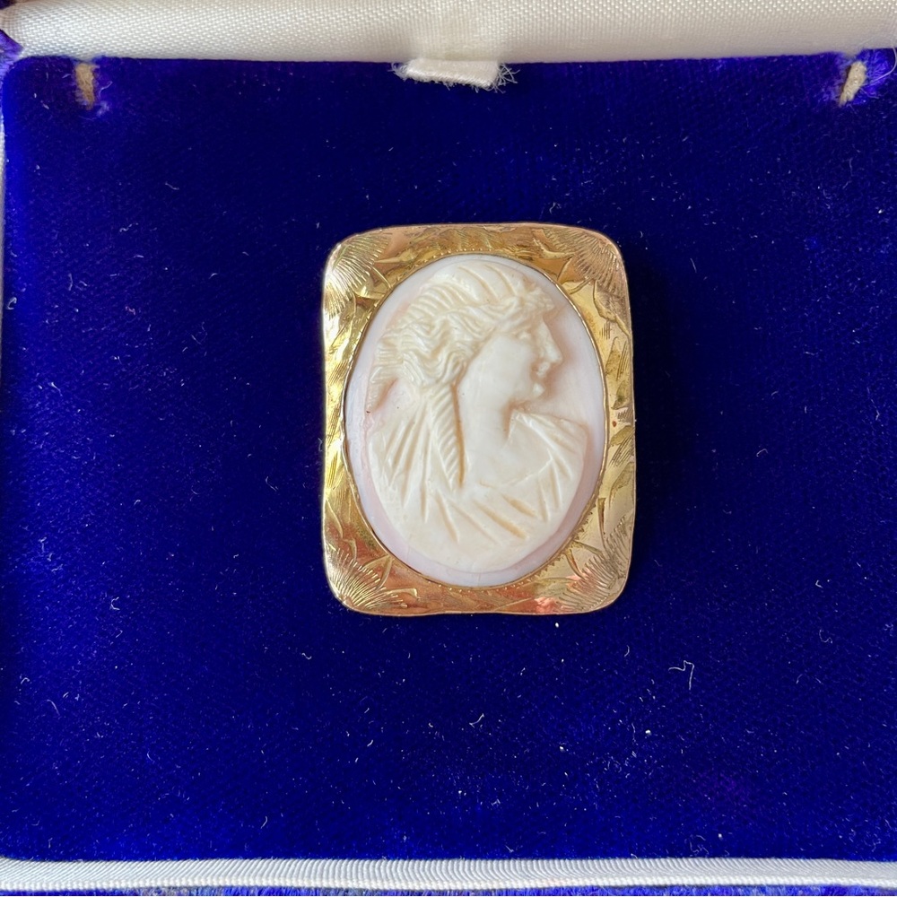 Gold-tone Carved Cameo Brooch - Picture 8 of 9